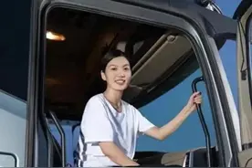 35岁女货车司机：旺季月入6万，有三孩两货车一别墅图片