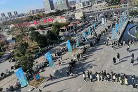 一夜爆火！撞脸“听泉赏宝”的文物引众多人排队打卡图片