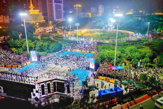 咸宁国庆现“穿越”热潮 游客沉醉千年时光忘归途