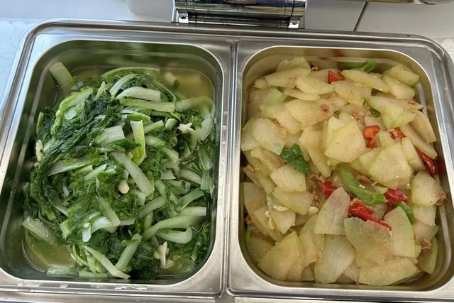 特色旅游列车上吃点啥？网友：点菜还是自助？
