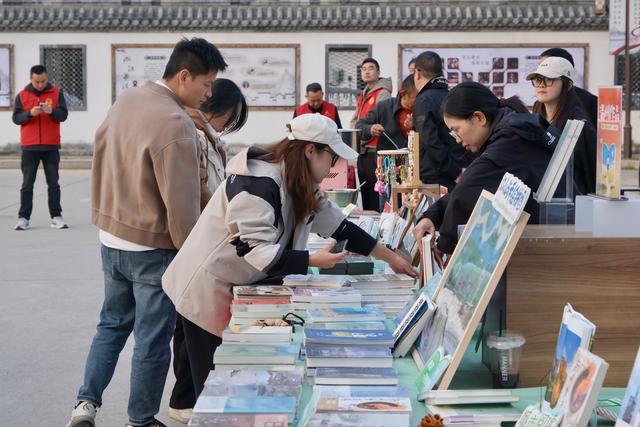 这辆阅读大篷车开行一周年，山区海岛迎来“移动图书馆”