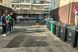 环翠楼街道东南村社区：巧移垃圾桶，为民解烦忧图片