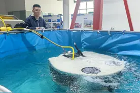 青岛故事丨这个90后硕士团队了不起！自主研发的深远海养殖网衣清洗机器人市场占有额95%以上图片