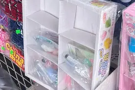 小学门口的玩具竟带“注射器”？严查！图片