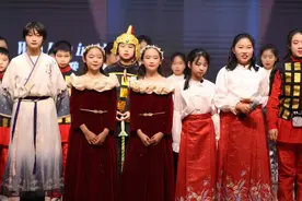 用英语演绎《花木兰》《神笔马良》，孩子们把课本搬上舞台图片