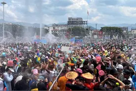 2025年中国·德宏芒市泼水狂欢节盛大启幕图片