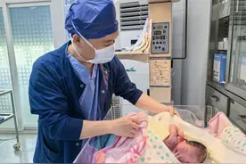 暖心！当宝宝发出第一声啼哭，手术室里响起《生日快乐》歌……图片