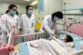 病毒感染高发，假期出行谨防生病患儿热性惊厥图片