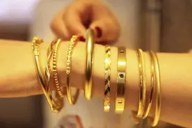 金价一路“狂飙”，手里的黄金怎么卖？如何“避坑？”记者帮你探路图片