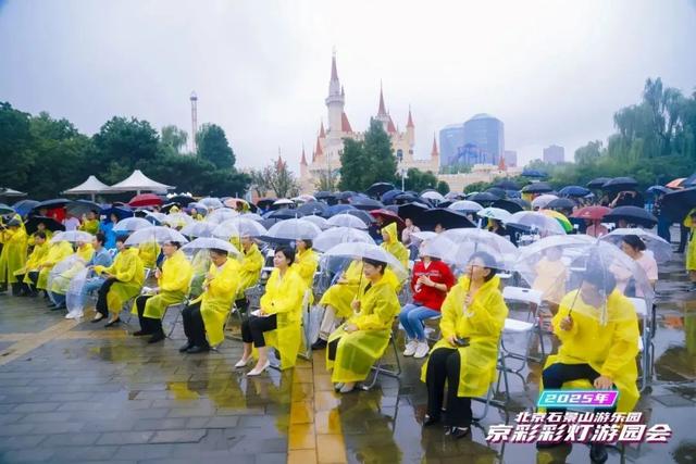游乐体验焕新升级，非遗彩灯再展新篇——石景山游乐园京彩彩灯游园会正式开幕！