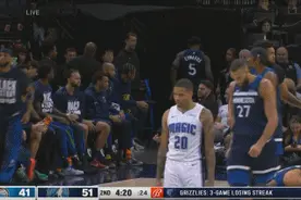 😲爱德华兹突破受伤捂着右膝 一蹦一跳返回更衣室🙏图片