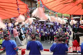 广西学子体验侗寨风情图片