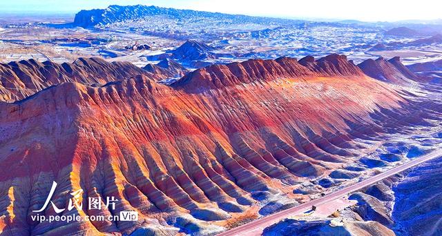 甘肃张掖：雪浴丹霞