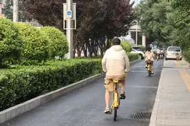 防晒衣琳琅满目如何选购？同等材质服装颜色越深越防晒图片