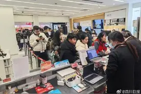 “不止85折”！四川多门店出现排队购机热图片