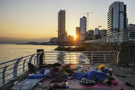 以色列袭击也门港口，并在近一年首次袭击贝鲁特城区图片
