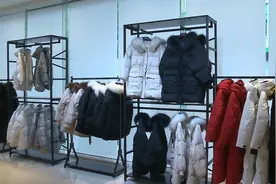 羽绒产品质量问题引热议：有商家“剪标”后再上架｜封面深镜图片