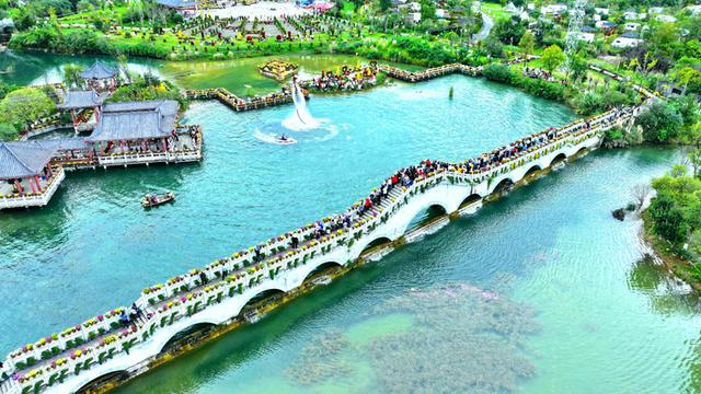 25万游客在贵州长顺“花样”过节 感受秋日浪漫