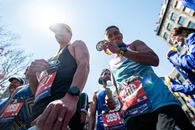 （体育）马拉松——第129届波士顿马拉松举行图片