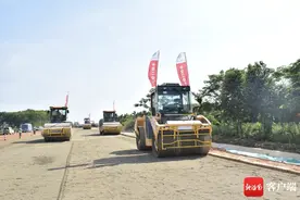 ​海口羊山大道至定安母瑞山公路（定安琼海段）进度条刷新 转入路面结构施工图片