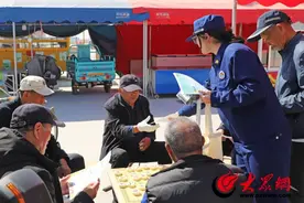 山东滨州：消防宣传赶大集 清明防火传“秘籍”图片