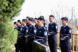 缅怀革命先烈 赓续红色血脉 连云港海州公安开展清明祭扫活动图片