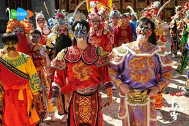 英歌父子勇闯千禧年！广东出品短剧《我和我爸的18岁》定档12月3日图片