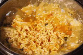 每天1包方便面，身体会发生什么变化？这样吃更健康→图片