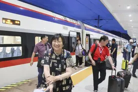 中老铁路琅勃拉邦站今年以来发送旅客突破100万人次图片