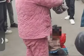 女人贩子将女孩双脚绑缚带走？通报：两人是祖孙，孩子逃学被奶奶捆住教训。19岁男子发视频传谣被行拘图片