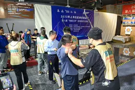 看白领们如何“百步穿杨”→图片