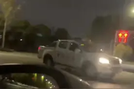 网友曝西安一“安全监管”皮卡深夜“漂移”，相关部门：系西安沣东国际车城发展有限公司车辆 交警部门正核实情况图片