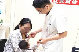 婴儿跌落受伤，铁骑开道警车送医，正常20分钟车程4分多钟到！图片