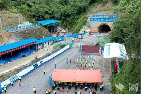 以练备战 迎接汛期“大考”！鹤峰开展隧道坍塌应急救援综合演练图片