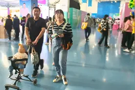 好幸福！抓拍孕婴童博览会现场亲子陪伴的温馨瞬间图片