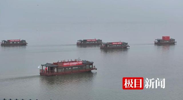 东湖游船载着国旗迎国庆，全国各地游客迎着朝阳“歌唱祖国”