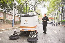 沙坪坝：环卫机器人“上岗”图片