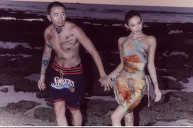 马思唯和女友晒海边泳装照，女友高颜值引关注图片