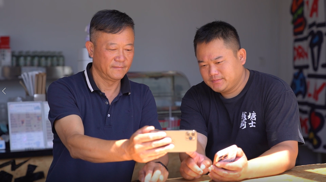潮玩父子兵：在稻田边喝咖啡，在房车营地看潮起