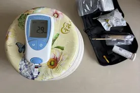 “摆摊救子”妈妈恢复出摊：趁有流量多挣点，抓住一切机会让他活图片