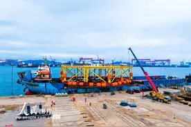 山东青岛：光伏平台“黄海一号”安全出运图片