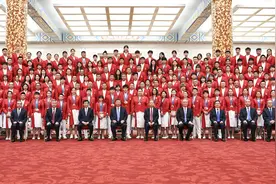 （体育·年终稿）新华社体育部评出2024年中国体育十大新闻之六：习近平接见第33届奥运会中国体育代表团图片