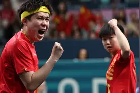 混双半决赛孙颖莎打到忘我，王楚钦着急回去看录像，国乒今与“大黑马”争冠图片