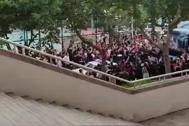 球迷攻击客队所乘车辆！官方：对陕西赛区空场1场，罚款5万图片