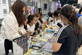 明星小卡可卖上万元，未成年粉丝被“割了韭菜”|新京报快评图片