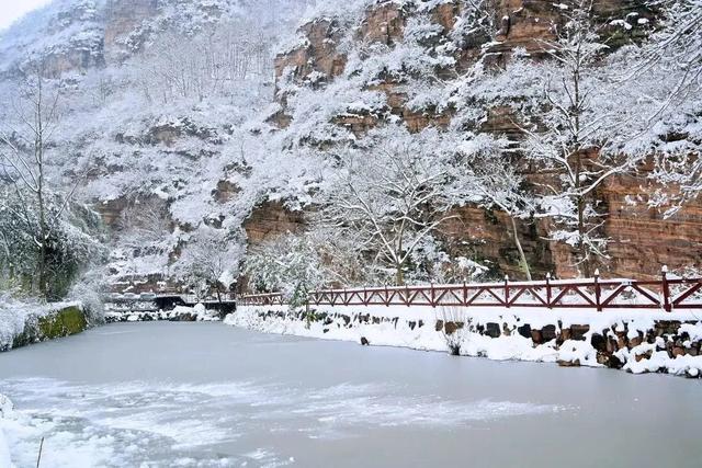 “洛阳怎么一下雪，就封神。”