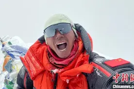 实现单人自主登顶珠峰 草原汉子逐梦12年图片