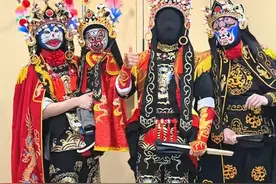 “20后非遗传承人”硬控海底捞顾客，内蒙古宝妈将送2岁孩子去成都学川剧变脸图片