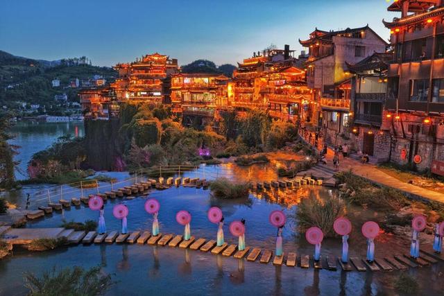 与故宫、长城同台领奖，这座长满了国际游客的古镇拥有怎样的“出海密码”