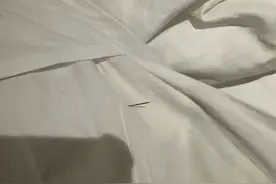 网友称女儿被酒店枕头里的缝衣针扎伤，酒店：送医检查并报警图片